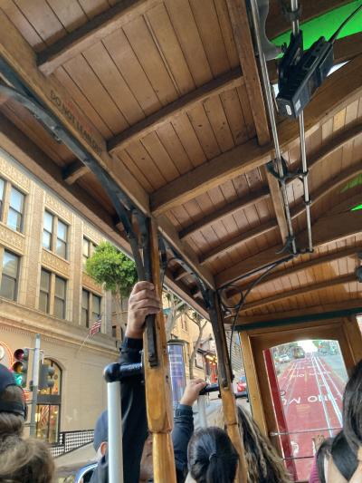 急こう配を駆け上がるケーブルカー♪