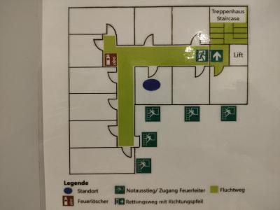 上と左の部屋が道路に面している