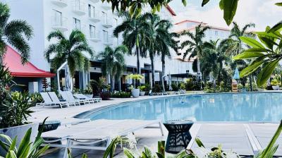 街の中にあり• 目の前が海