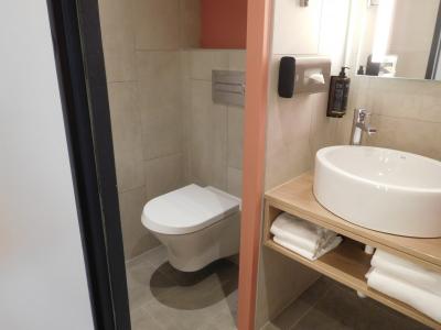 コンパクトできれいでした。