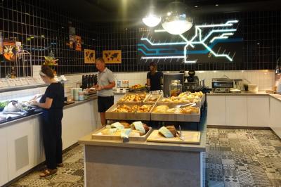 ブッフェスタイルの朝食。