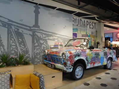 ロビーにあった車。カラフル。