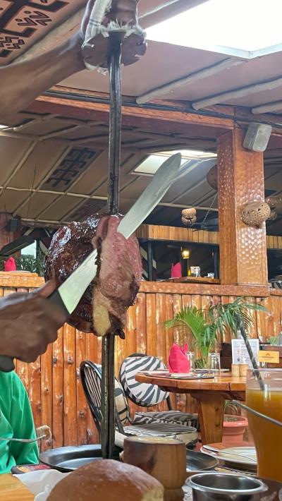 観光客が多い、おいしいお肉料理のお店