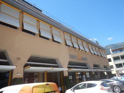 駅から徒歩5分くらい。町の中心にあります。