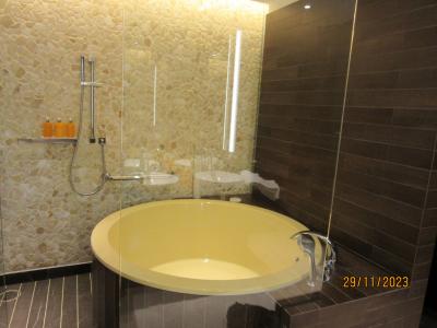 円形でゆったり寛げるバスタブ