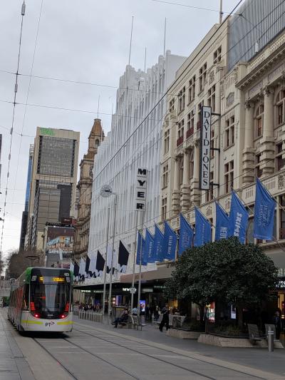 店内の吹き抜けは壮観