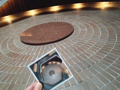 青銅器のコレクションに囲まれる