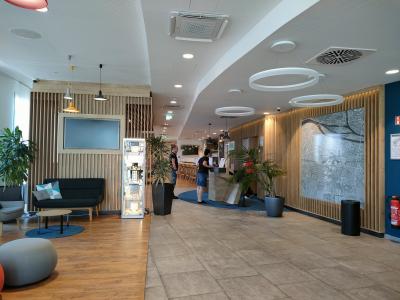 フロント、ロビーは２階にあります