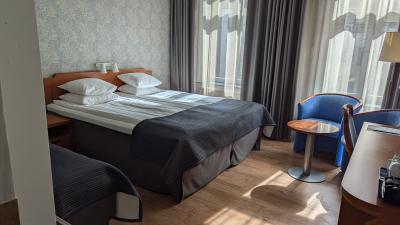 小さな丸テーブルと椅子もあり、お茶を飲んでくつろげます