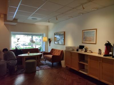 大きな窓のあるロビーではお茶が楽しめます