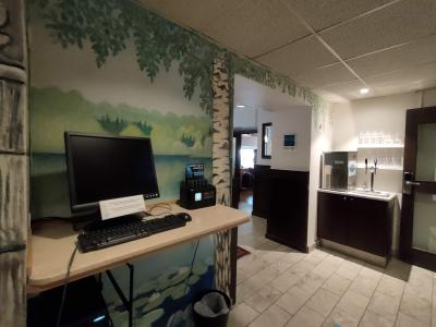 ロビーではパソコンも使え、奥にはウォーターサーバーがあります