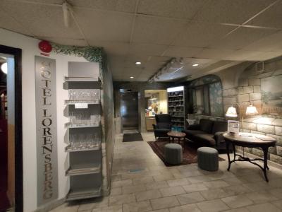 奥にエレベーターがあります