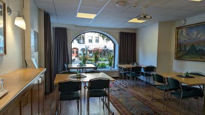 通りに面した朝食会場。中庭でいただくこともできます