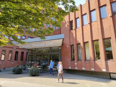 周囲の景観に溶け込む外観です