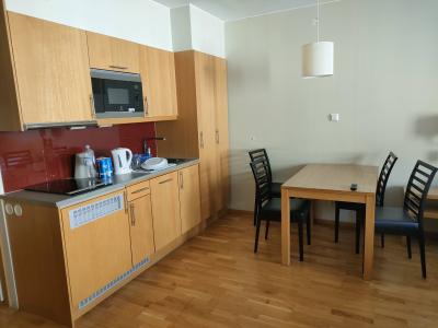 キッチンとダイニングテーブルセットがあります