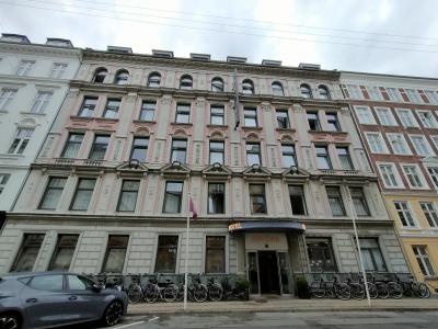 大通り沿いの大きな建物です