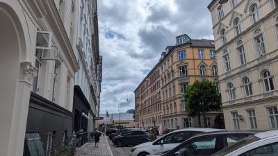 左側がホテルの建物です