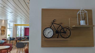 フロント横。内部はモダンです