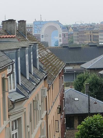 遠くに変わったアーチ型の建物が見えました。ペイントかも？