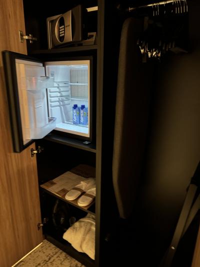 無料の水一日2本、ガウン、スリッパ、金庫、冷蔵庫