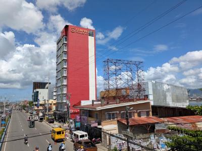 マクタンの主要道のケソン・ショナルハイウェイに面しています。