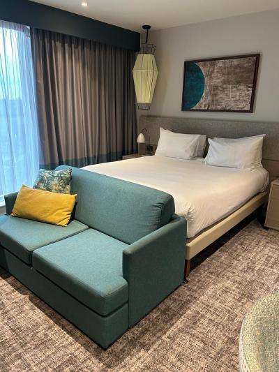 カーペットがしいてあり、安心感があるベッドエリア