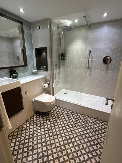 バスタブはないけれど、すごく広い