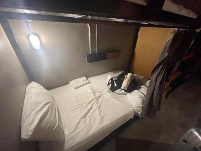 ベッドはシングルサイズだが高さは標準的日本人体型なら十分