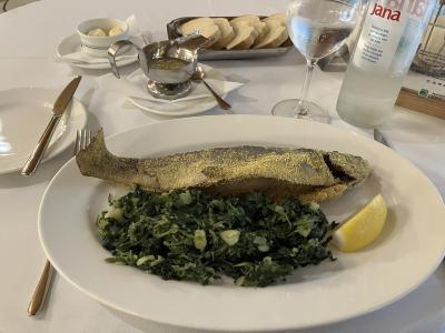 ホテル内レストラン名物のマスのグリル