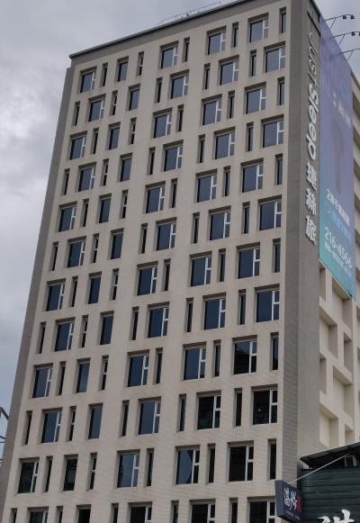 大通りにありわかりやすい外観