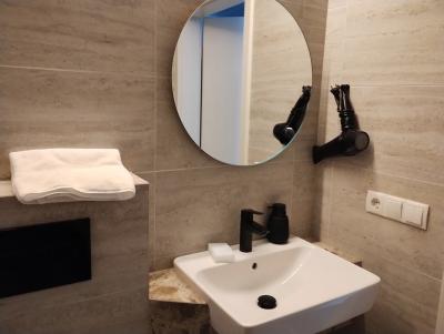 シャワールームは構造的に改善が必要と思います