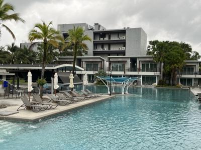 巨大なプールホテル