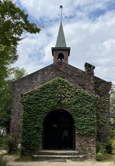 レンガ造りの建物に蔦が絡まる