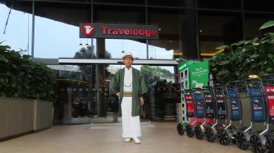 ホテル入口にて