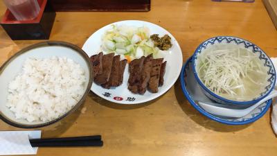 香ばしく焼き上げた牛たんはここで（厚めの柔らかいのはもう一つのブランドで）