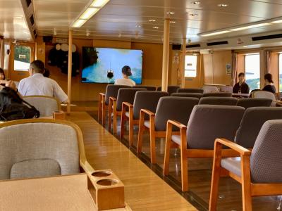 船内には大スクリーンがあります