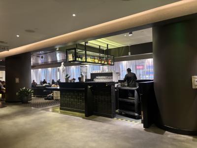 混雑しているラウンジ