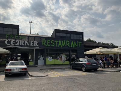 地元のドライバーさんもお勧め、養蜂家が売ってるハチミツ屋さん