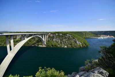 クルカ橋と眼下に見える美しい風景が楽しめるドライブイン