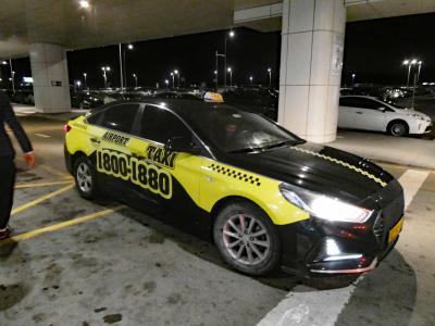 正規タクシーは少なく、白タクが中心