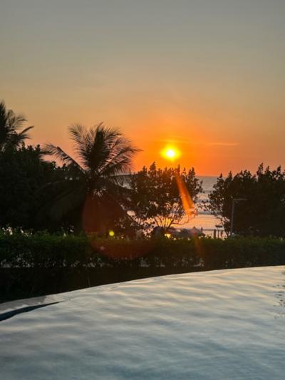 ホテルプールからの夕陽