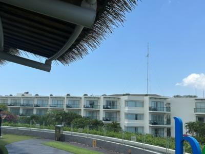 隣接するショッピングモールから客室を見た風景