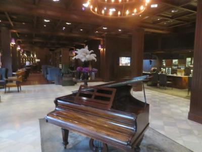 奥はチェックインカウンターデスク、ピアノが弾ける人は楽しいで