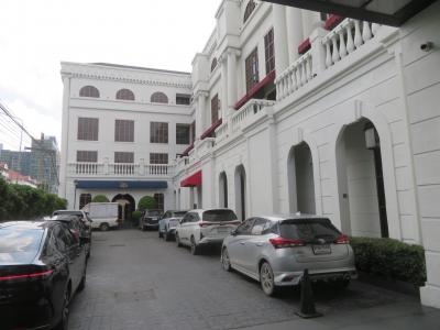 奥が玄関になっています。