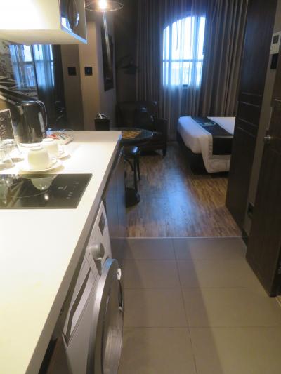 キッチン、洗濯機が設置されています。