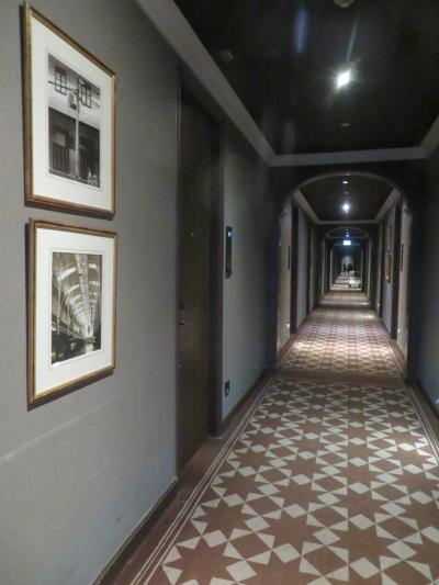 廊下に写真・絵画が展示されている。