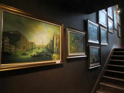 階段にも絵画・写真の展示がある。