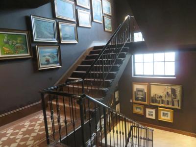 階段に展示されている写真・絵画