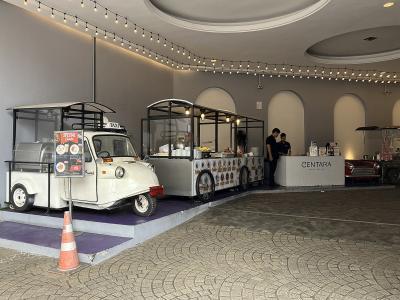 建物入口にはホテルによる注文屋台風のお店があります