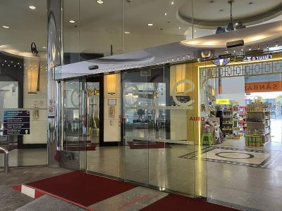 この入口からエレベーターに乗り…